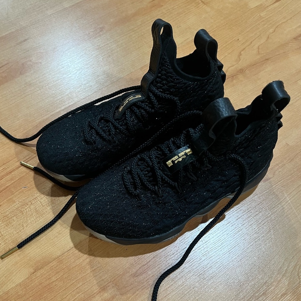 Kids Nike LeBron’s Basketball Shoes. Youth Sz6. Gently used. Very good condition